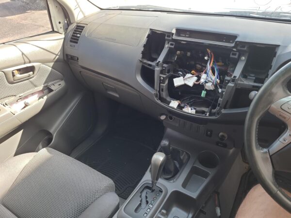 TOYOTA HILUX 2011-2015 - Image 9