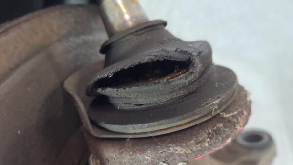 FORD TRANSIT 2000-2006 LEFT FRONT HUB ASSEMBLY VH-VJ, VAN TYPE, NON ABS TYPE, 10 - Image 3