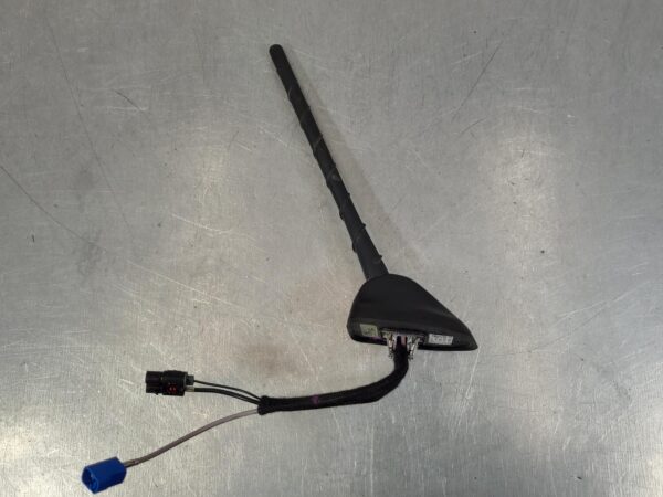 FORD RANGER 2018-2022 ANTENNA CENTRE REAR, ROOF MOUNTED, PX, 09/18-04/22