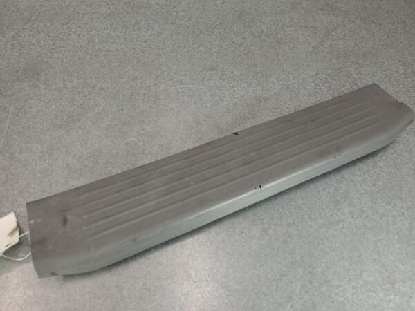 TOYOTA HILUX 2005-2011 TRIM PANEL TREAD/SCUFF PLATE, DUAL CAB, LH FRONT, LIGHT G - Image 2