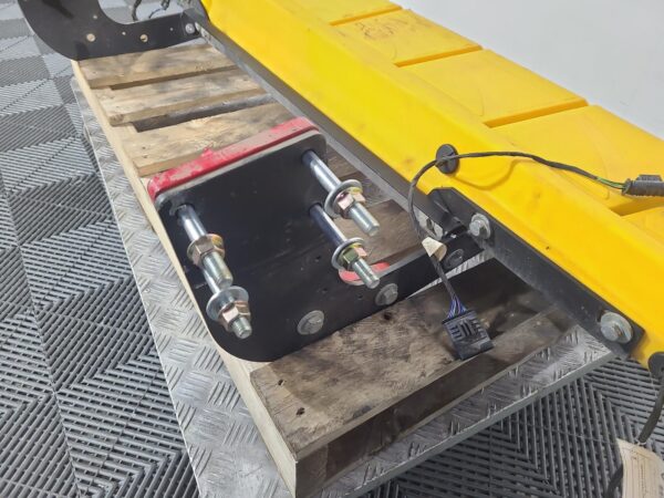 MERCEDES SPRINTER 2018-2024 REAR BUMPER VS30, BUMPER BAR (CENTRE), W/ STEP, PARK - Image 8