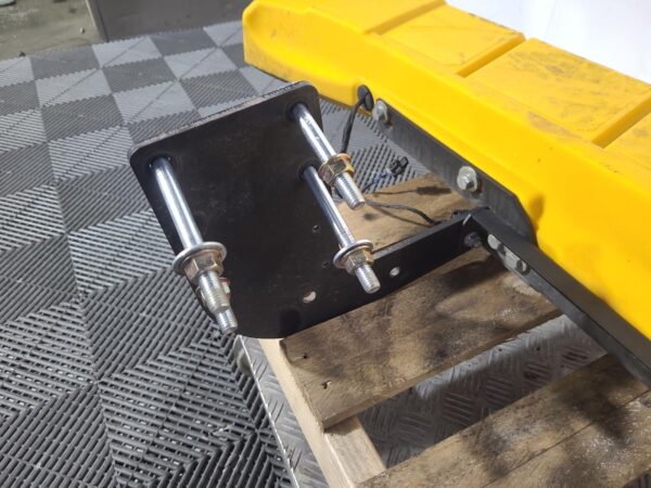 MERCEDES SPRINTER 2018-2024 REAR BUMPER VS30, BUMPER BAR (CENTRE), W/ STEP, PARK - Image 9