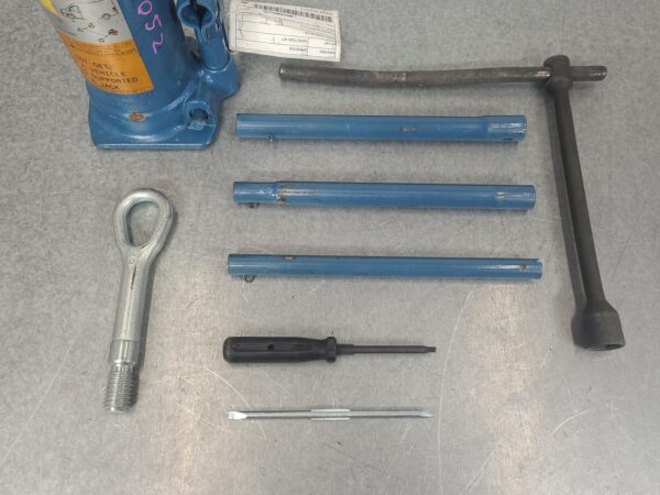 MERCEDES SPRINTER 2006-2018 JACK/TOOL KIT NCV3, 10/06-04/18 - Image 6