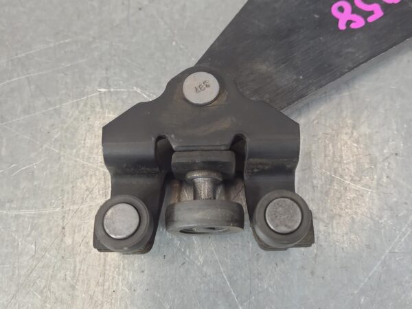 RENAULT TRAFIC 2015-2024 DOOR HINGE/RUNNER LOWER, RH SLIDING DOOR, X82, 01/15- - Image 2