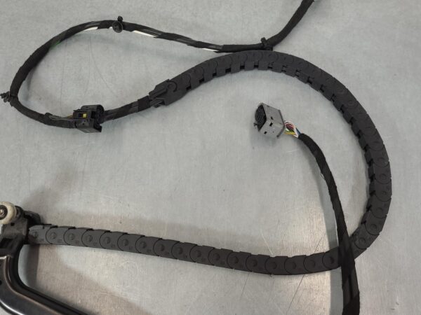 MERCEDES SPRINTER 2018-2024 DOOR HINGE/RUNNER LH SLIDING DOOR ROLLER (LOWER), VA - Image 4