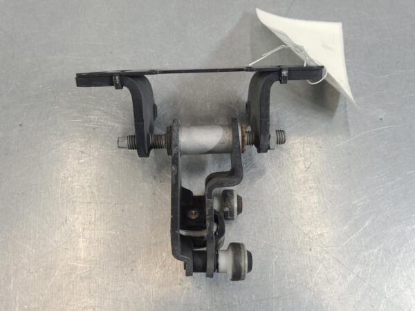 MERCEDES SPRINTER 2006-2018 DOOR HINGE/RUNNER LH SLIDING DOOR ROLLER (CENTRE), V - Image 4