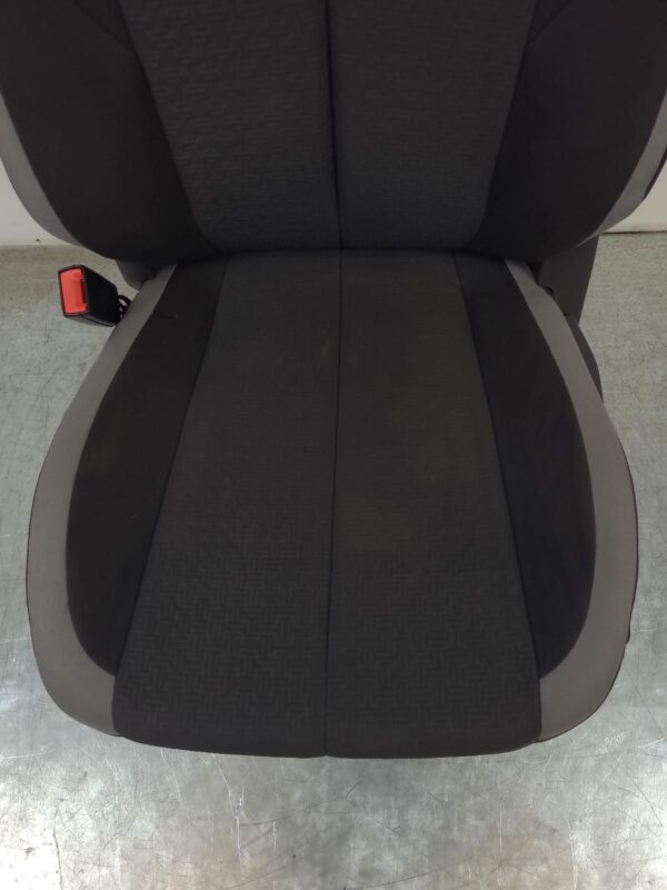 HOLDEN COLORADO 2016-2020 FRONT SEAT RG, LH FRONT, CLOTH, BLACK/GREY, LS/LT/LSX/ - Image 4