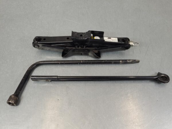 FORD TRANSIT 2006-2014 JACK/TOOL KIT VM SI-II, 07/06-02/14 - Image 2