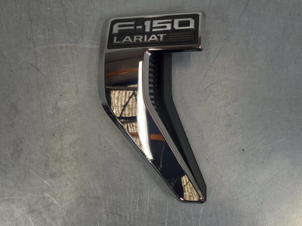 FORD F SERIES 2021-2025 LEFT GUARD F150 14TH GEN, GUARD VENT, W/ LARIAT BADGE TY