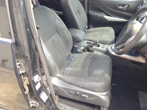 NISSAN NAVARA 2015-2025 COURTESY LIGHT NP300, FRONT, W/ SUNGLASS HOLDER TYPE, 04 - Image 9