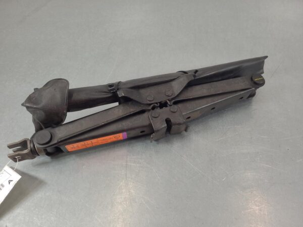 NISSAN NAVARA 2015-2025 JACK/TOOL KIT NP300, 04/15-