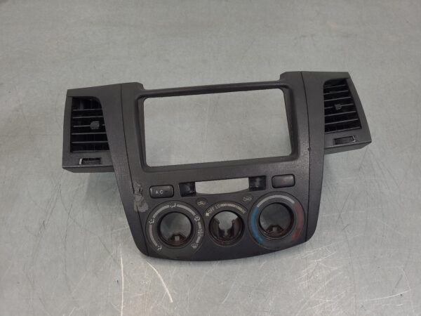 TOYOTA HILUX 2005-2015 TRIM PANEL DASH VENT, LH CENTRE (NEXT TO STEREO), BLACK,