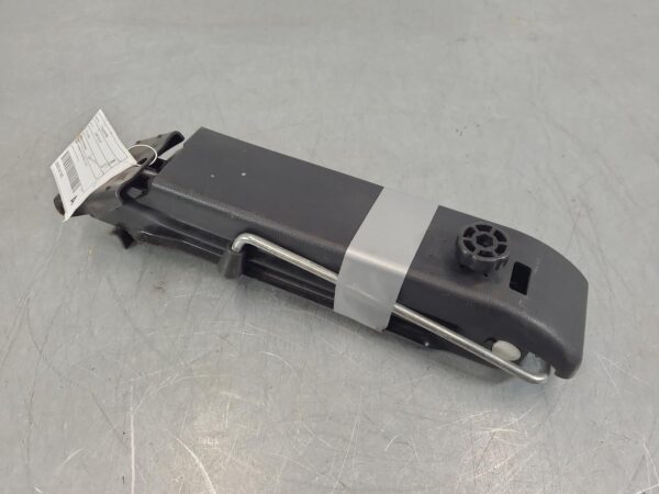 VOLKSWAGEN TRANSPORTER 2015-2024 JACK/TOOL KIT T6, 07/15-08/24 - Image 2