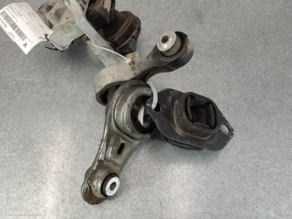 2017 RENAULT TRAFIC Mount