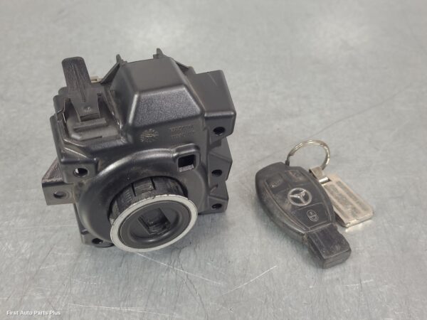 2016 MERCEDES VITO Ignition W/ Key