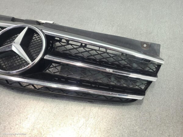2014 MERCEDES VIANO Grille