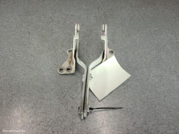 2009 MERCEDES VITO Bonnet Hinge/Strut