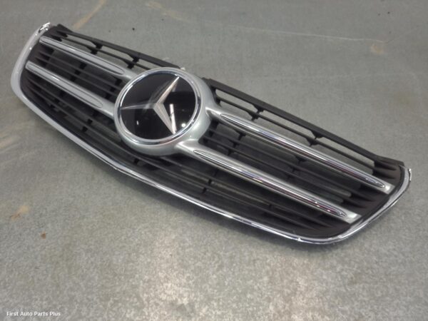 2016 MERCEDES VITO Grille