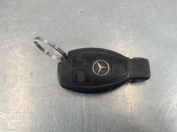 2017 MERCEDES VITO Ignition W/ Key