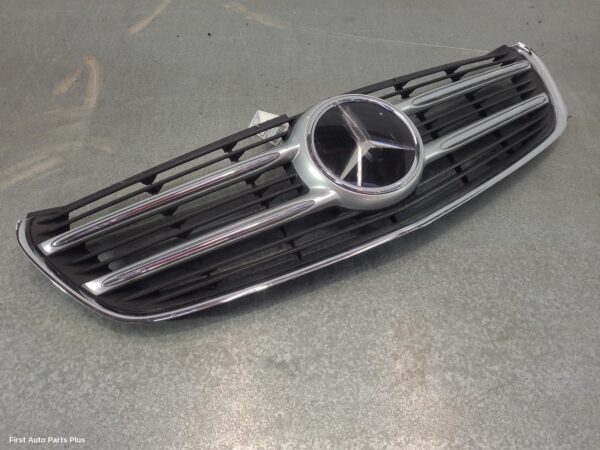 2016 MERCEDES VITO Grille