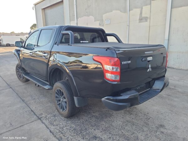 2017 MITSUBISHI TRITON Left Rear Door Window