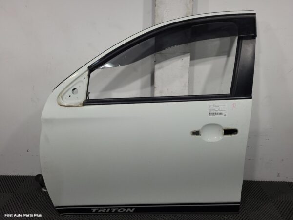 2017 MITSUBISHI TRITON Left Front Door