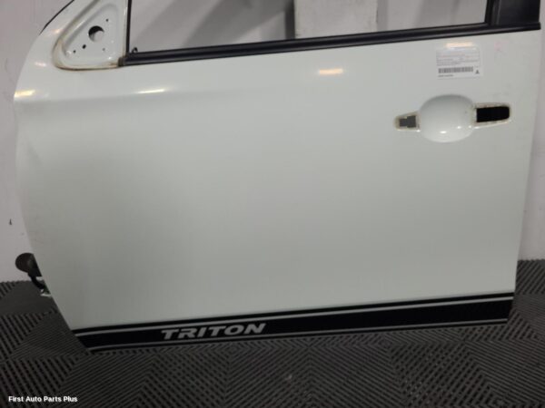 2017 MITSUBISHI TRITON Left Front Door