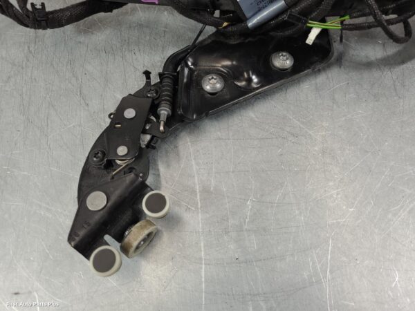 2016 MERCEDES VITO Door Hinge/Runner