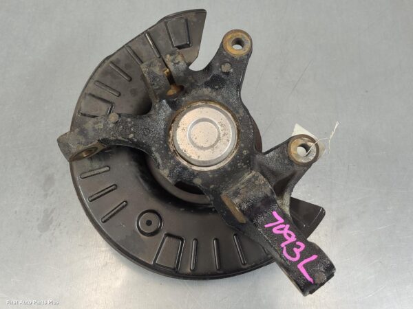 2014 MERCEDES VITO Left Front Hub Assembly