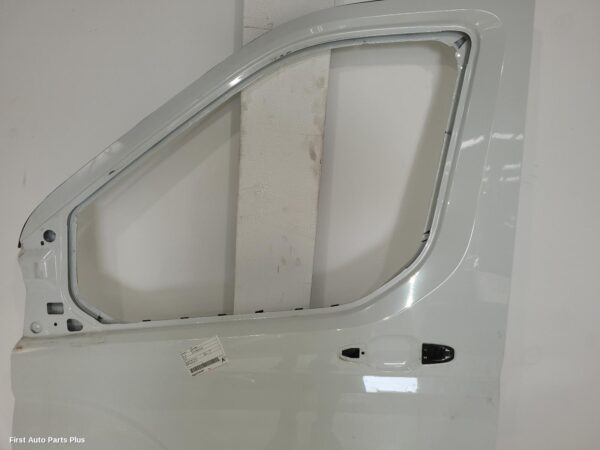 2024 LDV DELIVER 9 Left Front Door