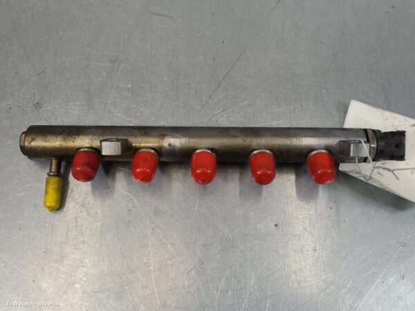 2015 RENAULT TRAFIC Injection Rail
