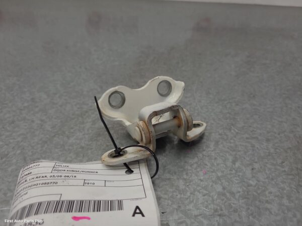 2010 TOYOTA HILUX Door Hinge/Runner