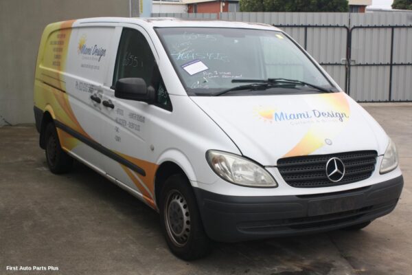 2010 MERCEDES VITO Bonnet Hinge/Strut