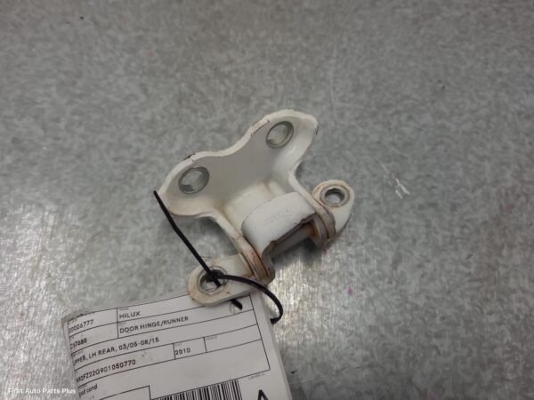 2010 TOYOTA HILUX Door Hinge/Runner
