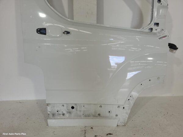 2022 LDV DELIVER 9 Right Front Door