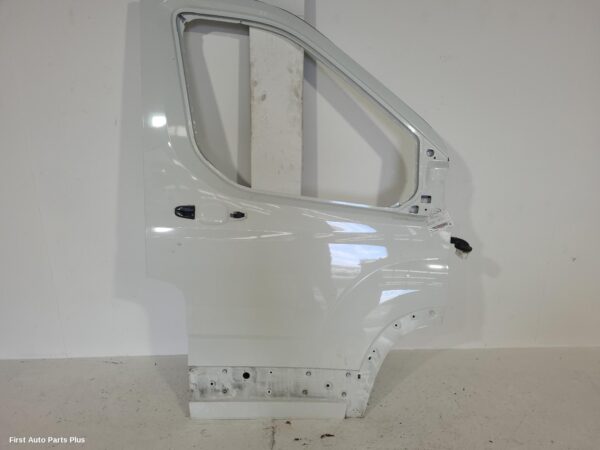 2022 LDV DELIVER 9 Right Front Door