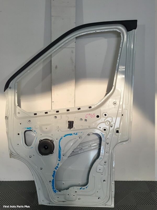 2023 LDV DELIVER 9 Right Front Door
