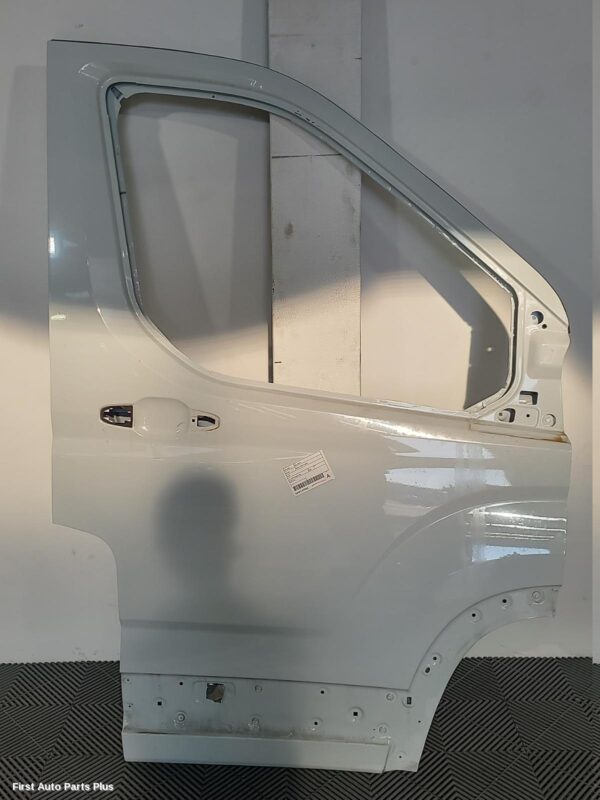 2023 LDV DELIVER 9 Right Front Door