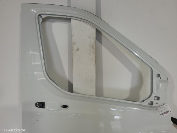 2022 LDV DELIVER 9 Right Front Door