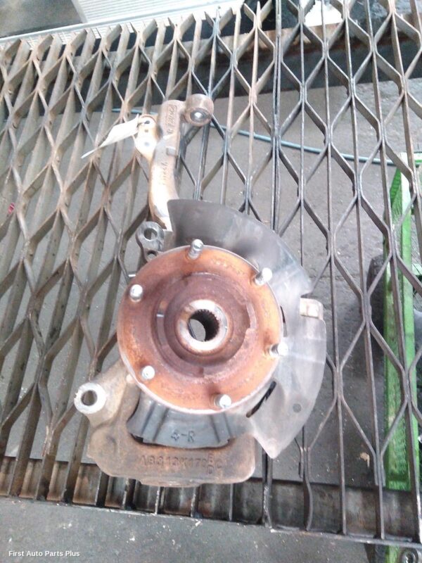 2014 MAZDA BT50 Right Front Hub Assembly