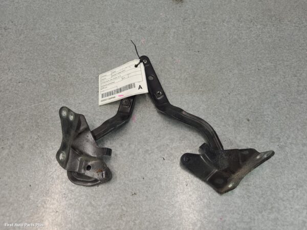 2012 MERCEDES VIANO Bonnet Hinge/Strut