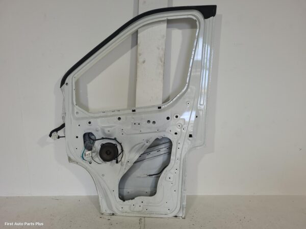 2022 LDV DELIVER 9 Right Front Door