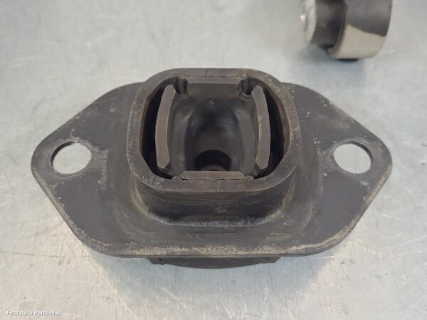 2018 RENAULT TRAFIC Mount