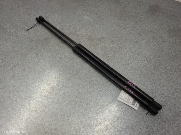 2016 MERCEDES VITO Hatch Strut