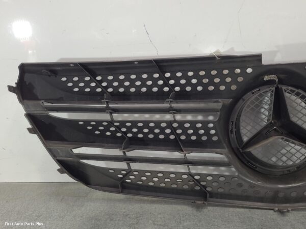 2016 MERCEDES VITO Grille