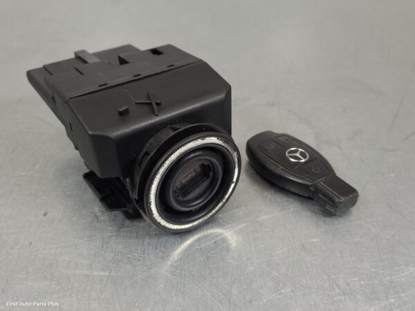 2012 MERCEDES VITO Ignition W/ Key
