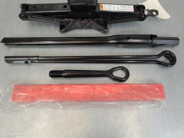2023 LDV DELIVER 9 Jack/Tool Kit