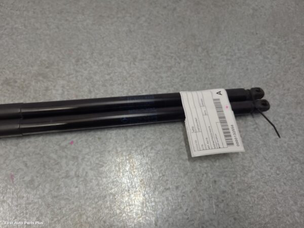 2016 MERCEDES VITO Hatch Strut