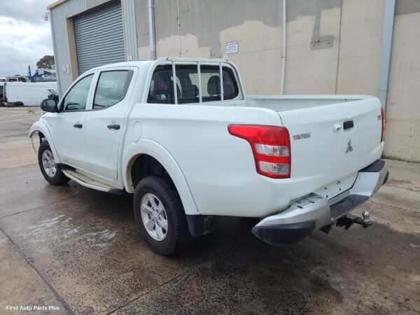 2016 MITSUBISHI TRITON Sunvisor