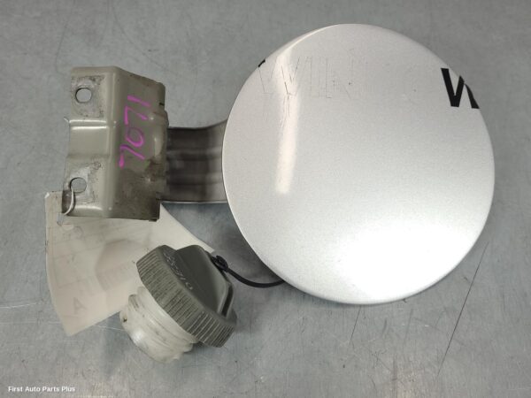 2016 MITSUBISHI TRITON Fuel Door / Filler